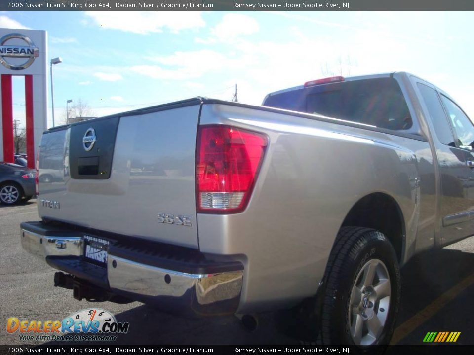 2006 Nissan Titan SE King Cab 4x4 Radiant Silver / Graphite/Titanium Photo #19