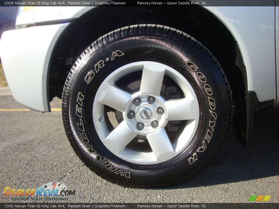 2006 Nissan Titan SE King Cab 4x4 Radiant Silver / Graphite/Titanium Photo #22