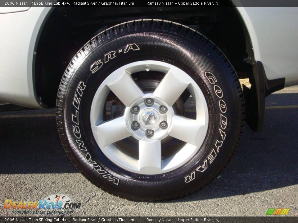 2006 Nissan Titan SE King Cab 4x4 Radiant Silver / Graphite/Titanium Photo #23