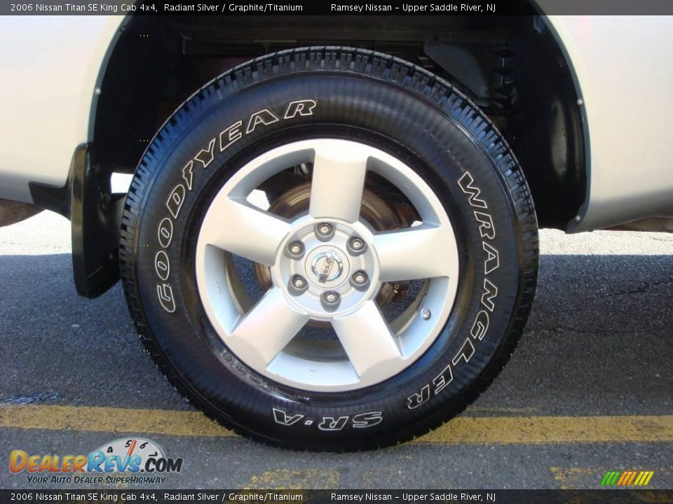 2006 Nissan Titan SE King Cab 4x4 Radiant Silver / Graphite/Titanium Photo #24