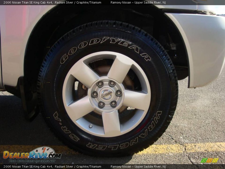 2006 Nissan Titan SE King Cab 4x4 Radiant Silver / Graphite/Titanium Photo #25