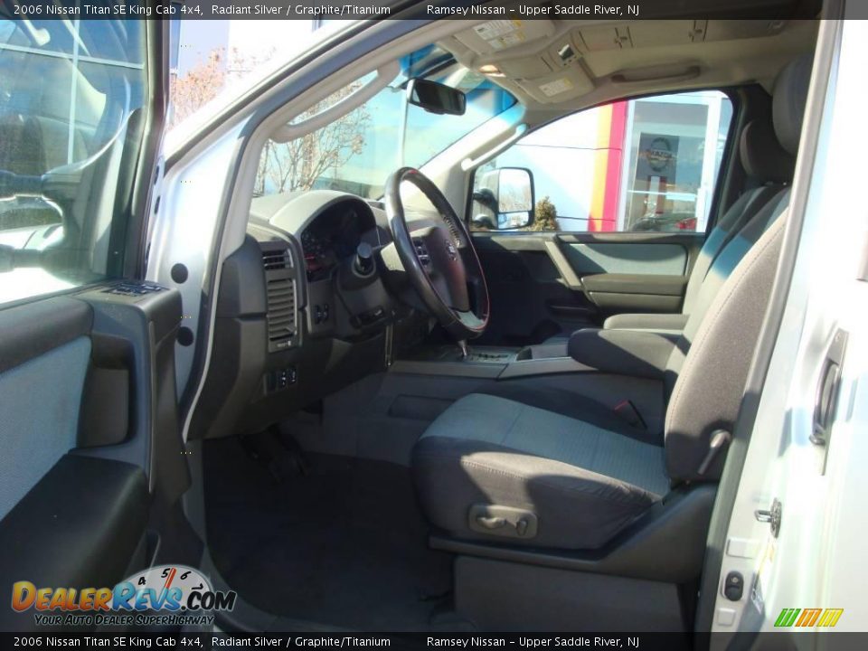 2006 Nissan Titan SE King Cab 4x4 Radiant Silver / Graphite/Titanium Photo #30