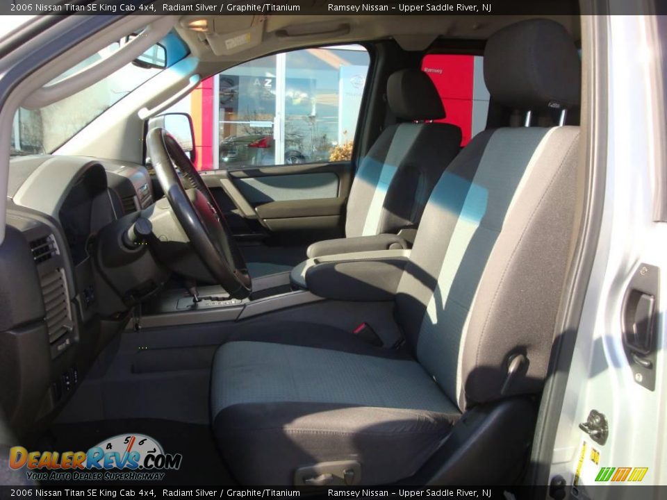 2006 Nissan Titan SE King Cab 4x4 Radiant Silver / Graphite/Titanium Photo #31