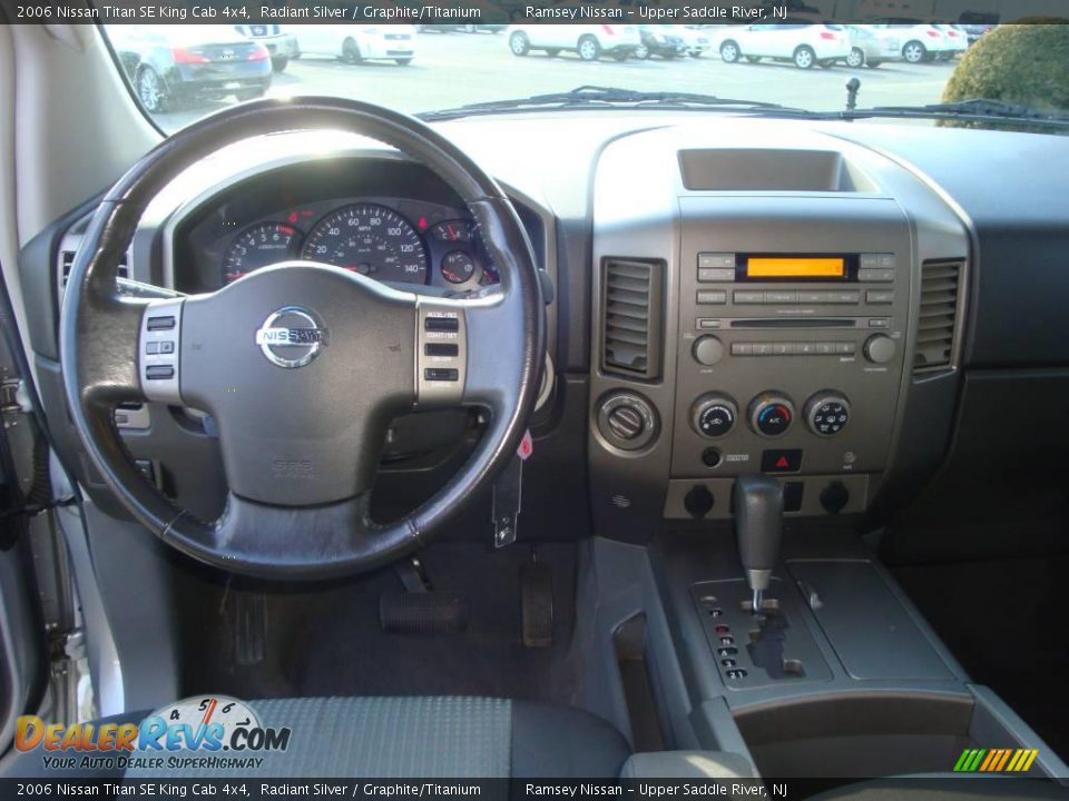 2006 Nissan Titan SE King Cab 4x4 Radiant Silver / Graphite/Titanium Photo #32