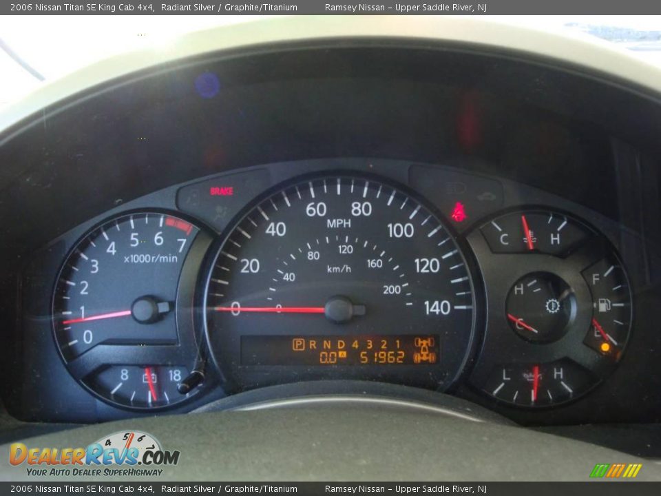 2006 Nissan Titan SE King Cab 4x4 Radiant Silver / Graphite/Titanium Photo #34