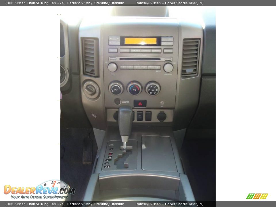 2006 Nissan Titan SE King Cab 4x4 Radiant Silver / Graphite/Titanium Photo #36