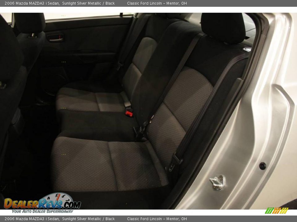 2006 Mazda MAZDA3 i Sedan Sunlight Silver Metallic / Black Photo #15
