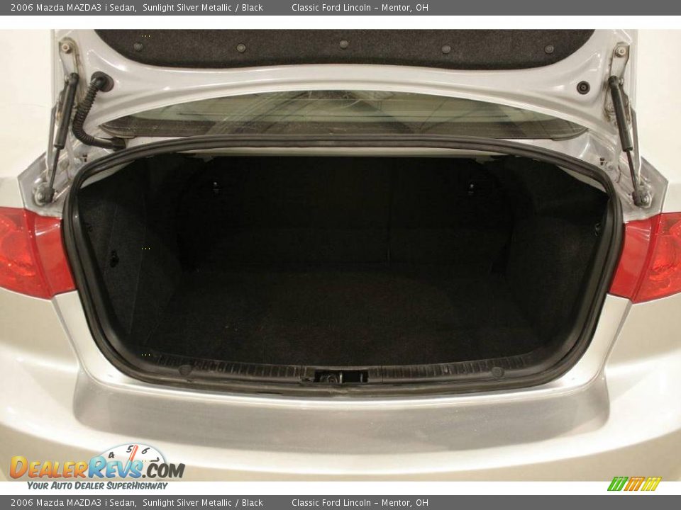 2006 Mazda MAZDA3 i Sedan Sunlight Silver Metallic / Black Photo #16