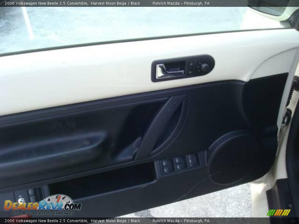 2006 Volkswagen New Beetle 2.5 Convertible Harvest Moon Beige / Black Photo #13
