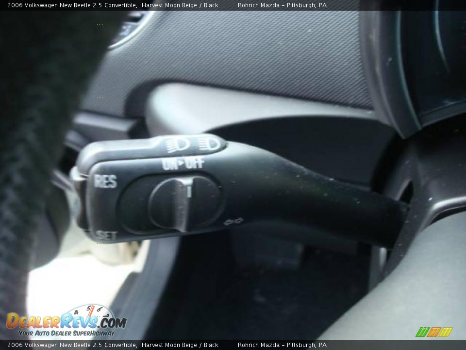 2006 Volkswagen New Beetle 2.5 Convertible Harvest Moon Beige / Black Photo #17