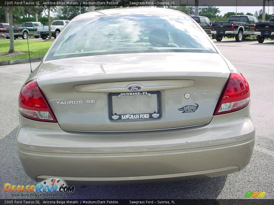 2005 Ford Taurus SE Arizona Beige Metallic / Medium/Dark Pebble Photo #4