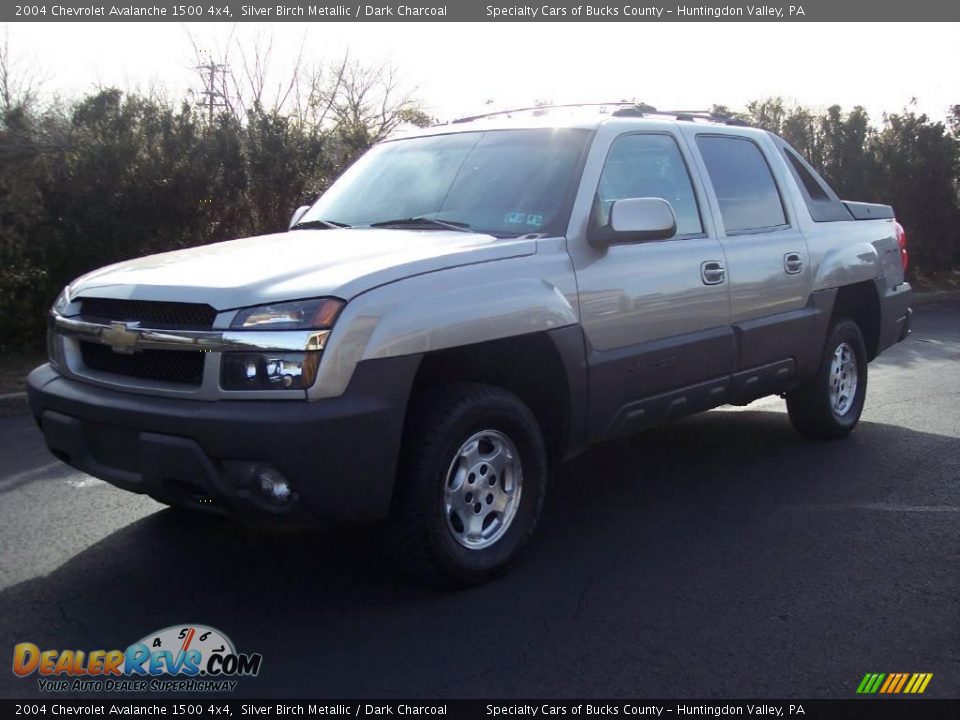 2004 Chevrolet Avalanche 1500 4x4 Silver Birch Metallic / Dark Charcoal Photo #2