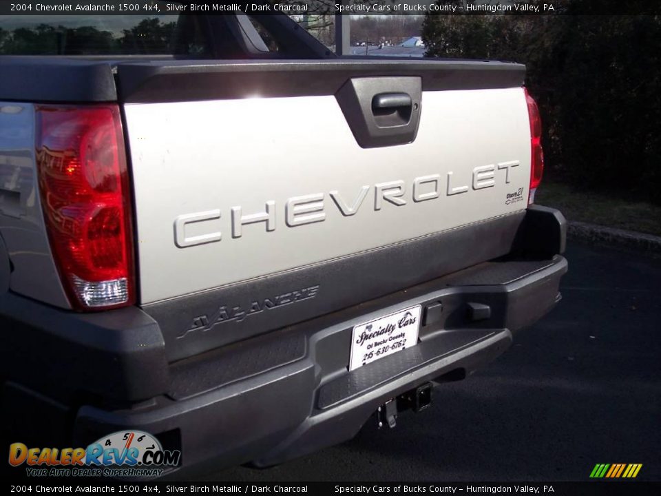 2004 Chevrolet Avalanche 1500 4x4 Silver Birch Metallic / Dark Charcoal Photo #9