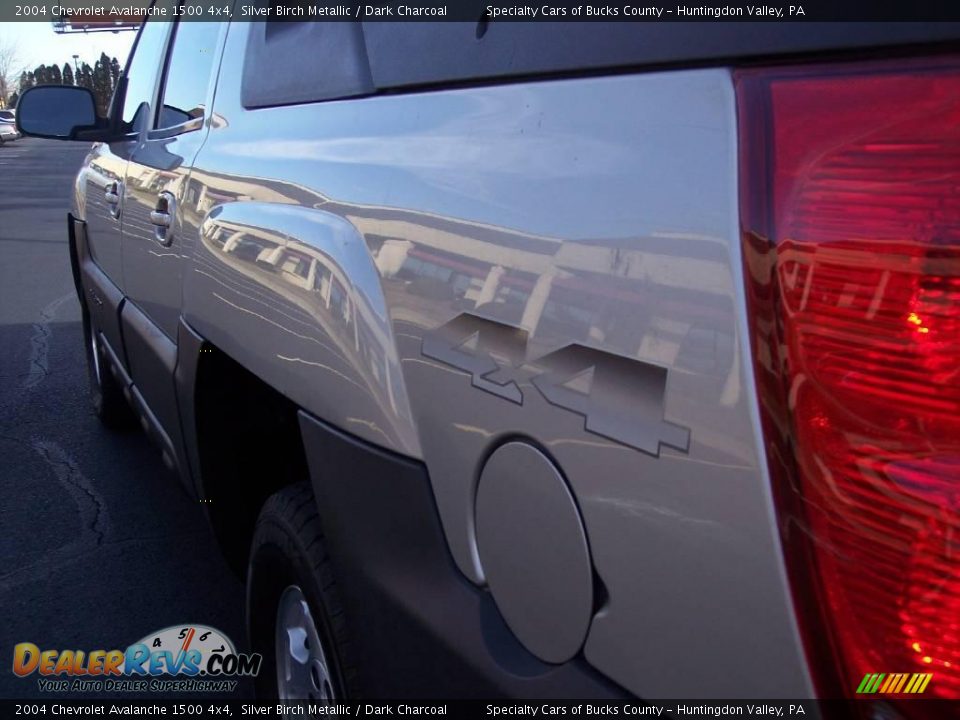 2004 Chevrolet Avalanche 1500 4x4 Silver Birch Metallic / Dark Charcoal Photo #10