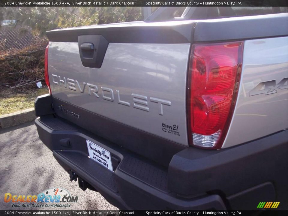 2004 Chevrolet Avalanche 1500 4x4 Silver Birch Metallic / Dark Charcoal Photo #22