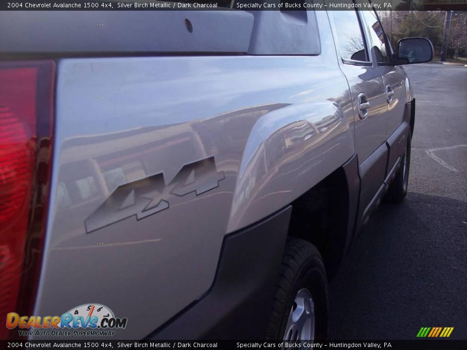 2004 Chevrolet Avalanche 1500 4x4 Silver Birch Metallic / Dark Charcoal Photo #23