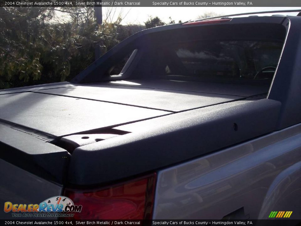 2004 Chevrolet Avalanche 1500 4x4 Silver Birch Metallic / Dark Charcoal Photo #24
