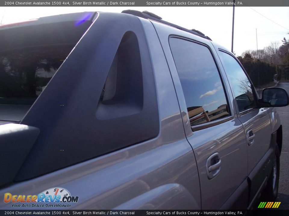 2004 Chevrolet Avalanche 1500 4x4 Silver Birch Metallic / Dark Charcoal Photo #25