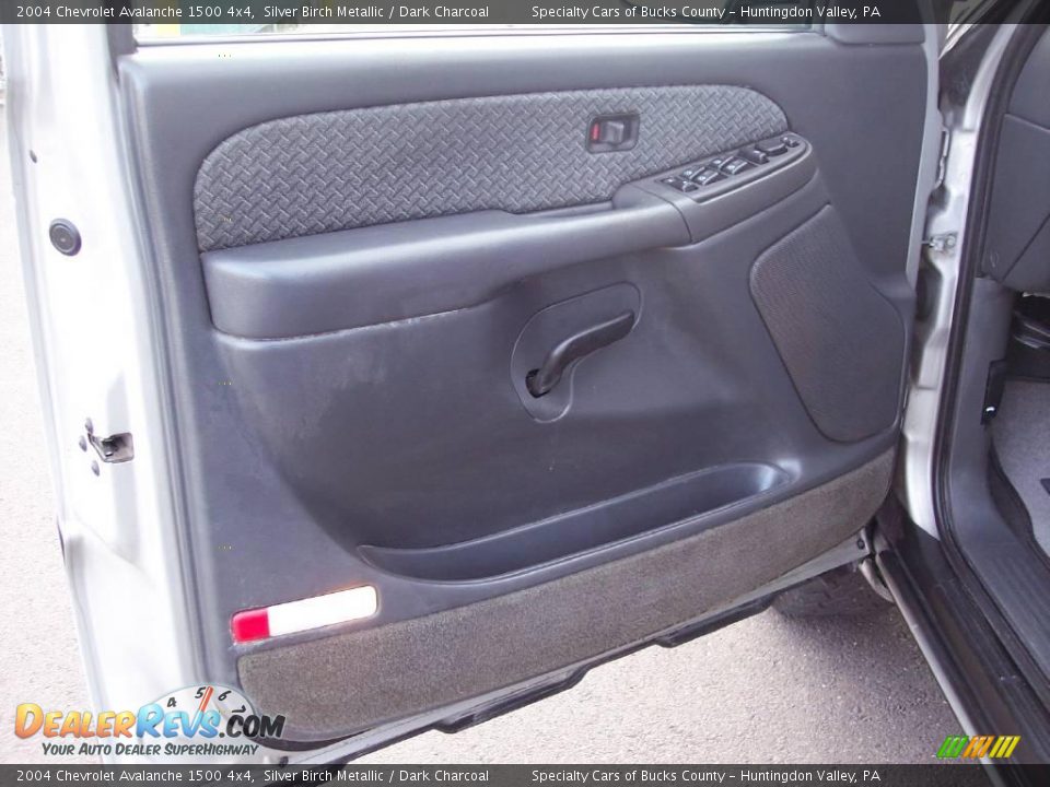 2004 Chevrolet Avalanche 1500 4x4 Silver Birch Metallic / Dark Charcoal Photo #30