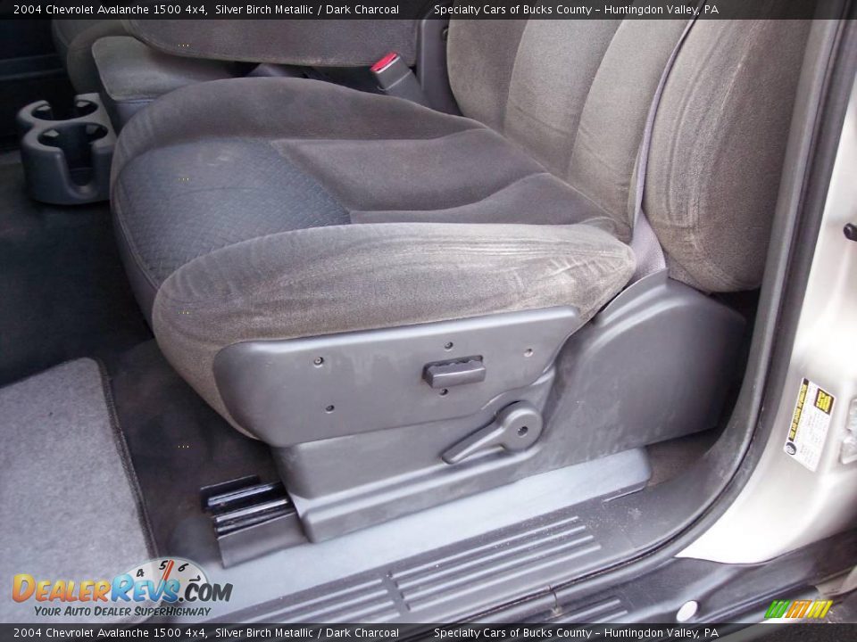 2004 Chevrolet Avalanche 1500 4x4 Silver Birch Metallic / Dark Charcoal Photo #32