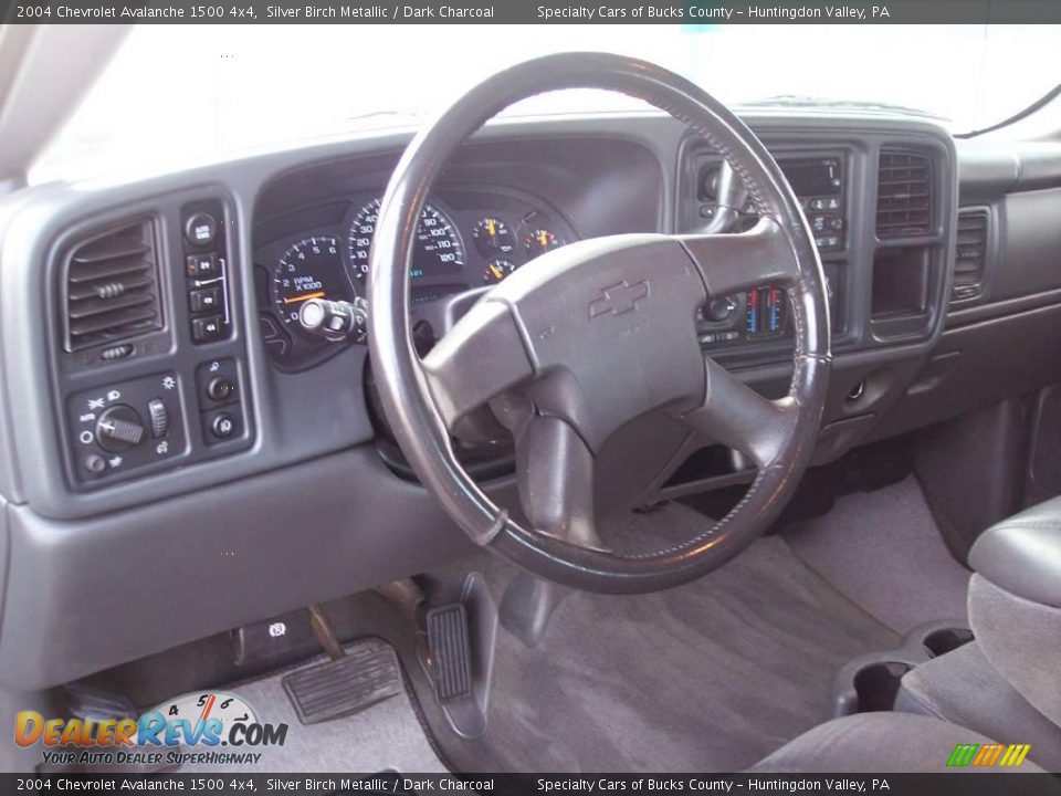 2004 Chevrolet Avalanche 1500 4x4 Silver Birch Metallic / Dark Charcoal Photo #33