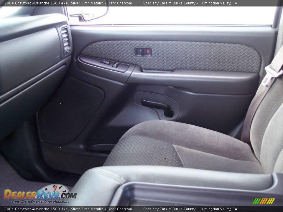 2004 Chevrolet Avalanche 1500 4x4 Silver Birch Metallic / Dark Charcoal Photo #34