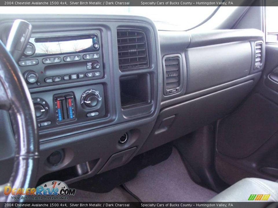 2004 Chevrolet Avalanche 1500 4x4 Silver Birch Metallic / Dark Charcoal Photo #35