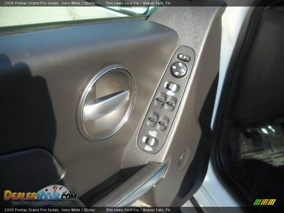 2006 Pontiac Grand Prix Sedan Ivory White / Ebony Photo #21