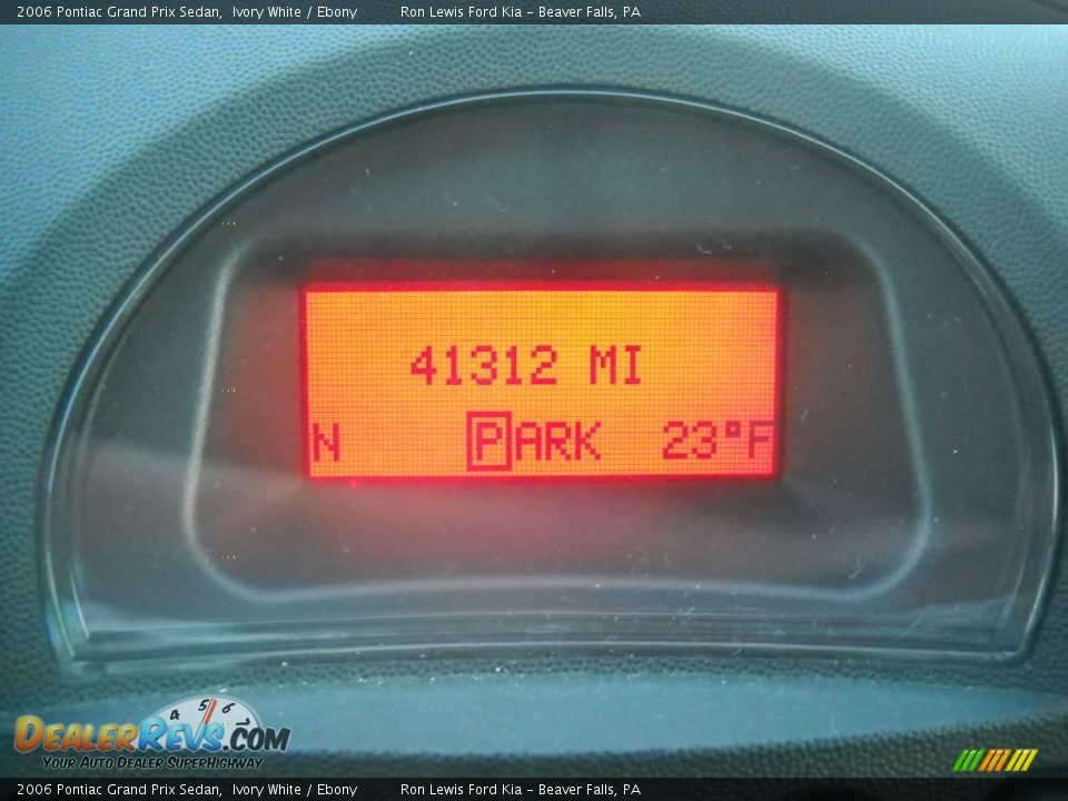 2006 Pontiac Grand Prix Sedan Ivory White / Ebony Photo #25