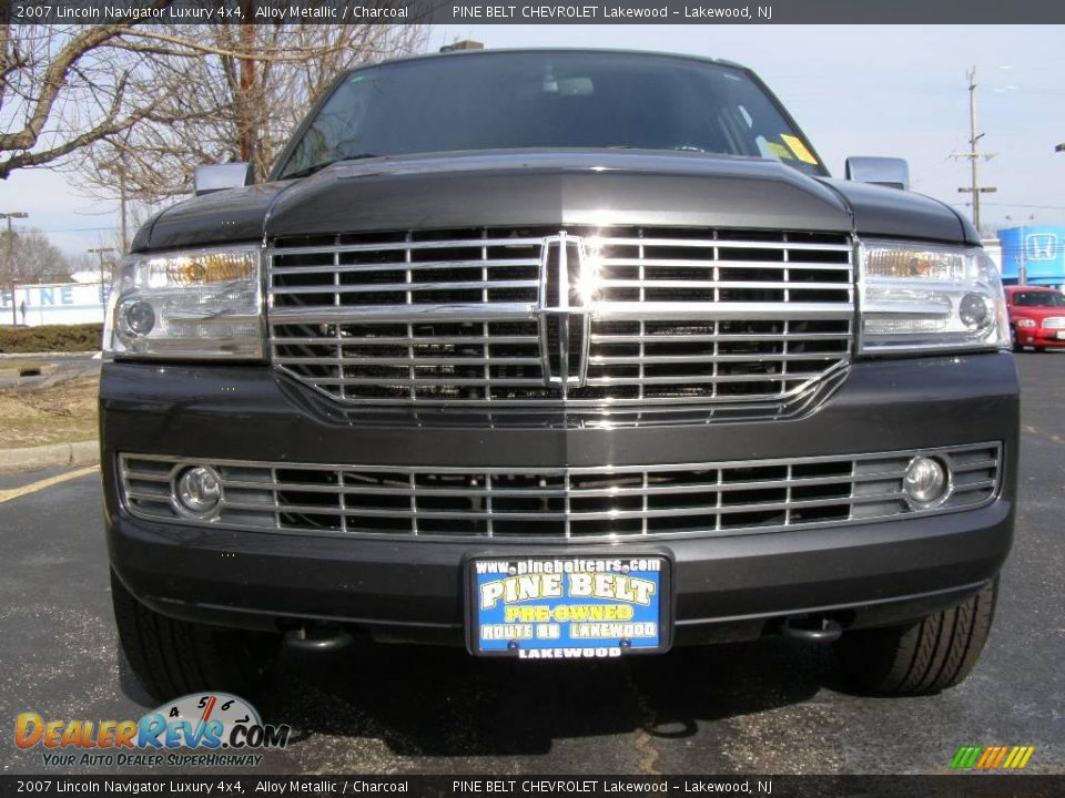 2007 Lincoln Navigator Luxury 4x4 Alloy Metallic / Charcoal Photo #2