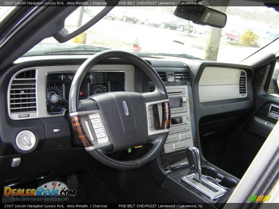 Dashboard of 2007 Lincoln Navigator Luxury 4x4 Photo #7