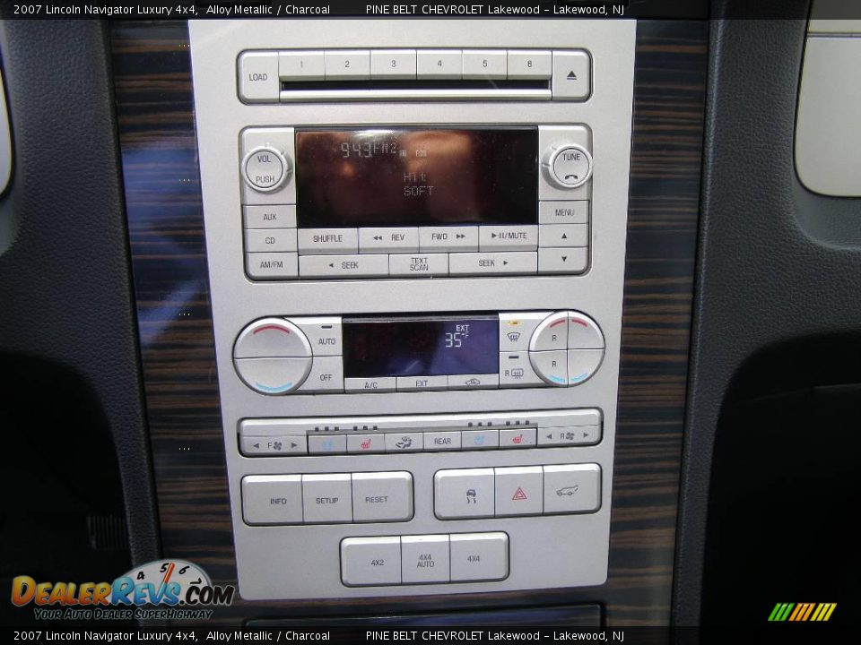 Controls of 2007 Lincoln Navigator Luxury 4x4 Photo #11