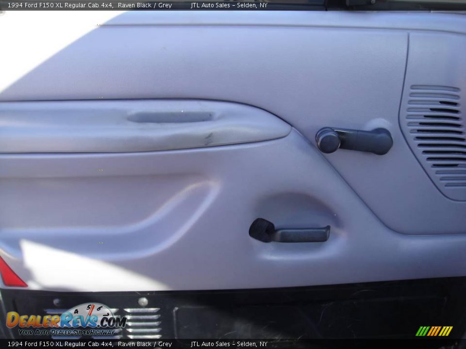 1994 Ford F150 XL Regular Cab 4x4 Raven Black / Grey Photo #8