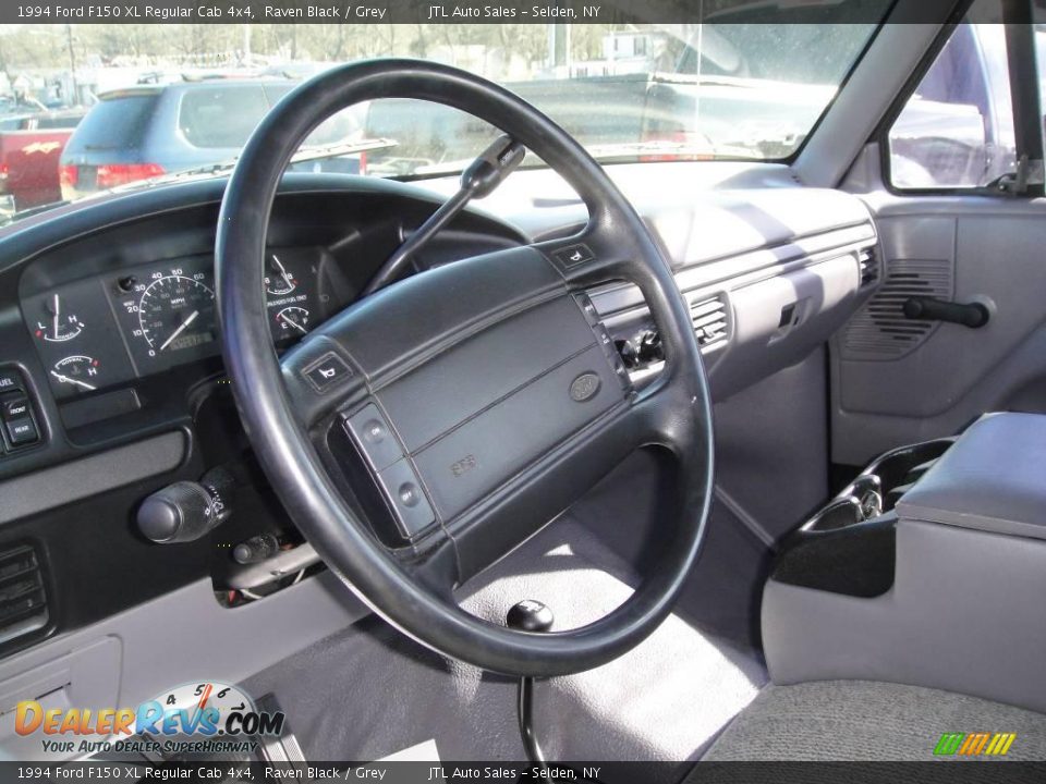 1994 Ford F150 XL Regular Cab 4x4 Raven Black / Grey Photo #11