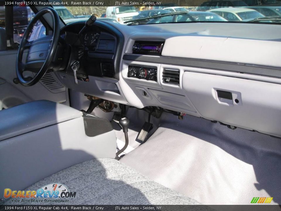 1994 Ford F150 XL Regular Cab 4x4 Raven Black / Grey Photo #13