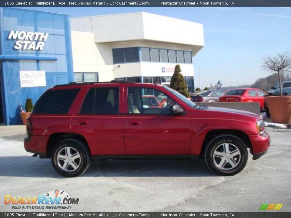 2005 Chevrolet TrailBlazer LT 4x4 Medium Red Metallic / Light Cashmere/Ebony Photo #2