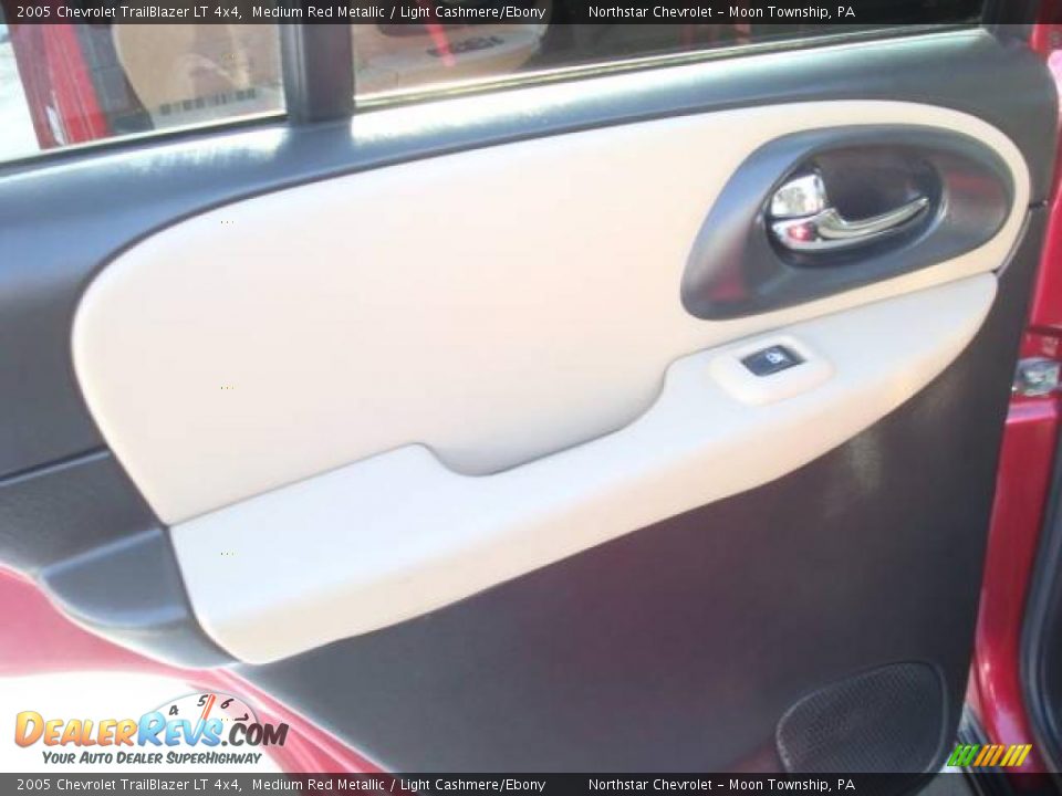 2005 Chevrolet TrailBlazer LT 4x4 Medium Red Metallic / Light Cashmere/Ebony Photo #13