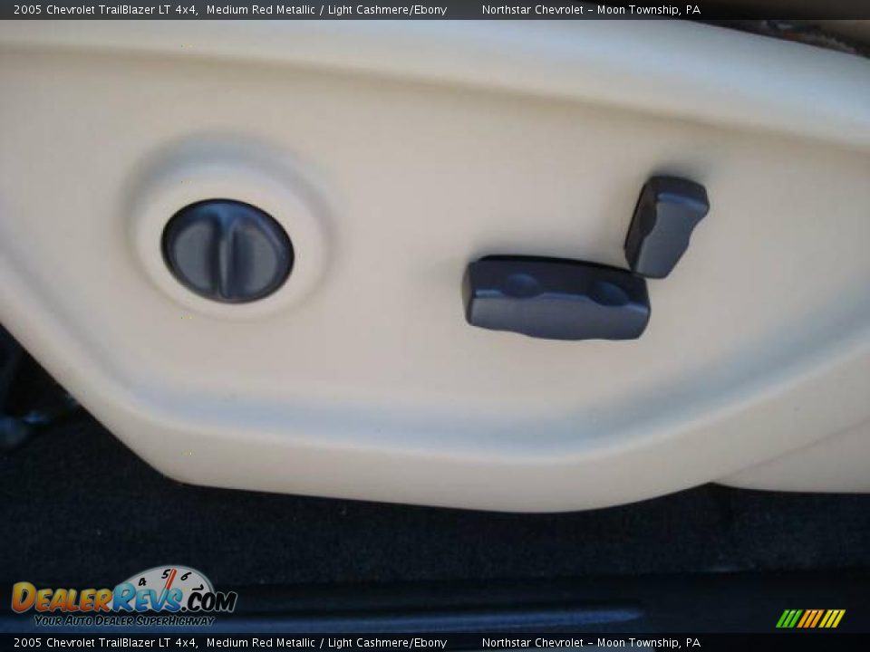 2005 Chevrolet TrailBlazer LT 4x4 Medium Red Metallic / Light Cashmere/Ebony Photo #15