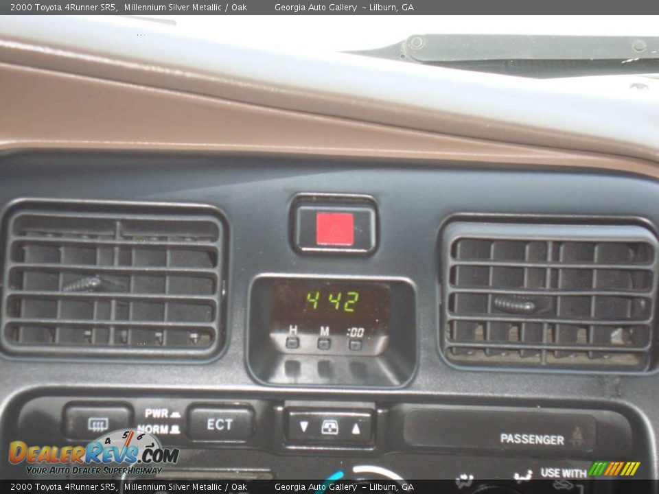 2000 Toyota 4Runner SR5 Millennium Silver Metallic / Oak Photo #25