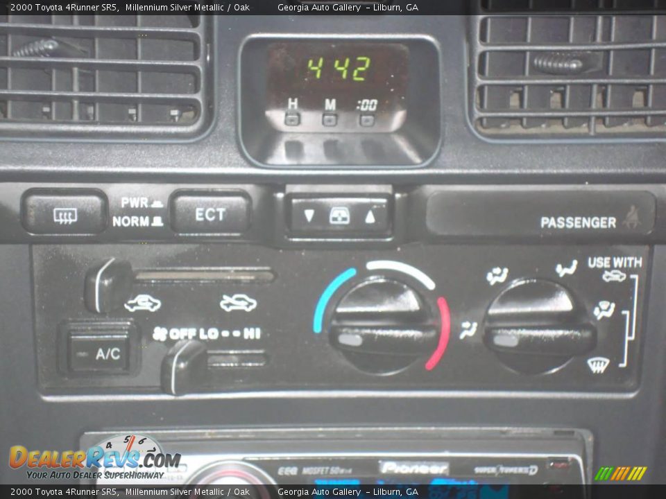2000 Toyota 4Runner SR5 Millennium Silver Metallic / Oak Photo #26