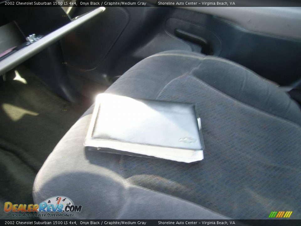 2002 Chevrolet Suburban 1500 LS 4x4 Onyx Black / Graphite/Medium Gray Photo #19