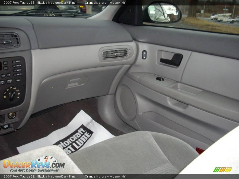 2007 Ford Taurus SE Black / Medium/Dark Flint Photo #8