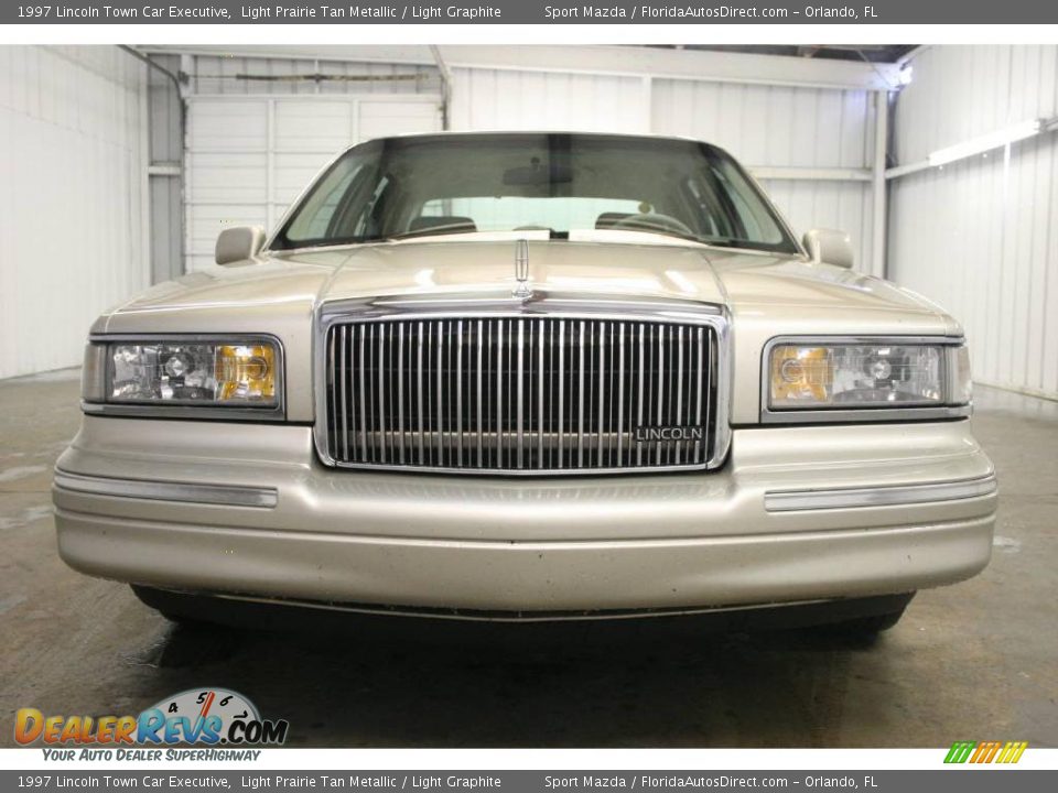 1997 Lincoln Town Car Executive Light Prairie Tan Metallic / Light Graphite Photo #3