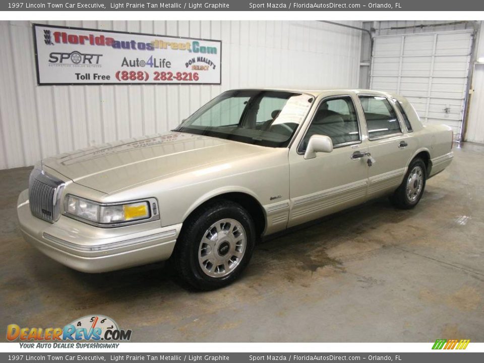 1997 Lincoln Town Car Executive Light Prairie Tan Metallic / Light Graphite Photo #4