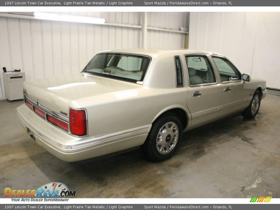 1997 Lincoln Town Car Executive Light Prairie Tan Metallic / Light Graphite Photo #5