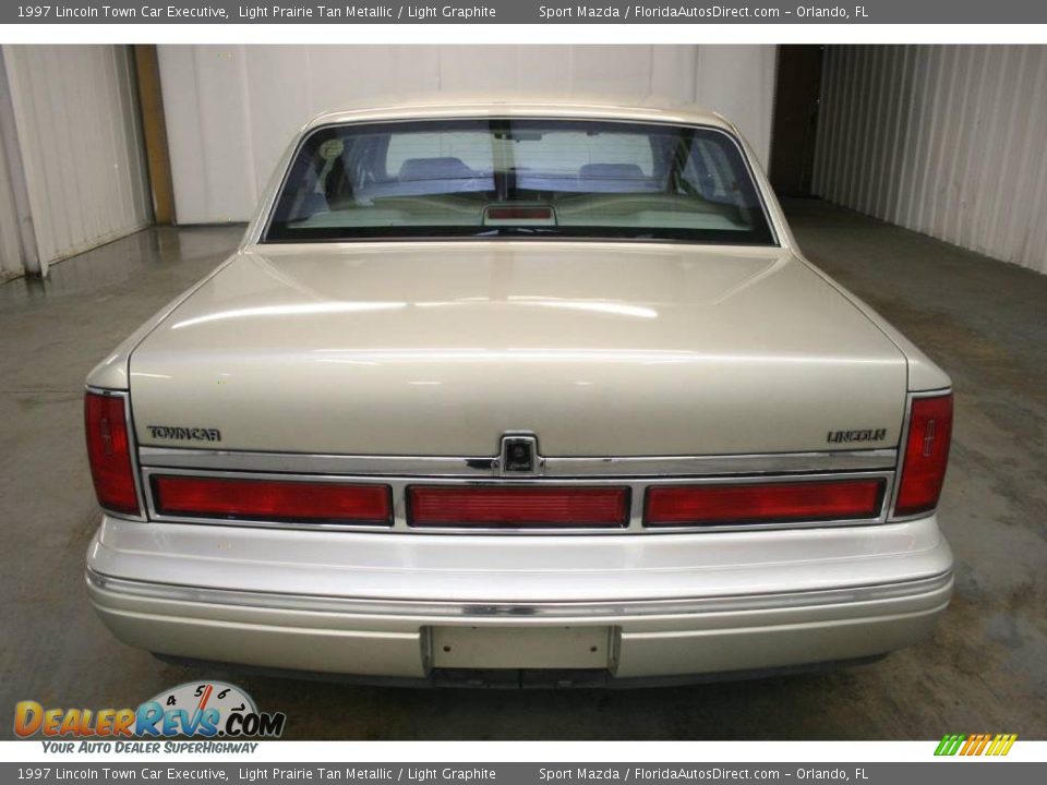 1997 Lincoln Town Car Executive Light Prairie Tan Metallic / Light Graphite Photo #6