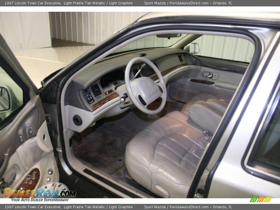 1997 Lincoln Town Car Executive Light Prairie Tan Metallic / Light Graphite Photo #8