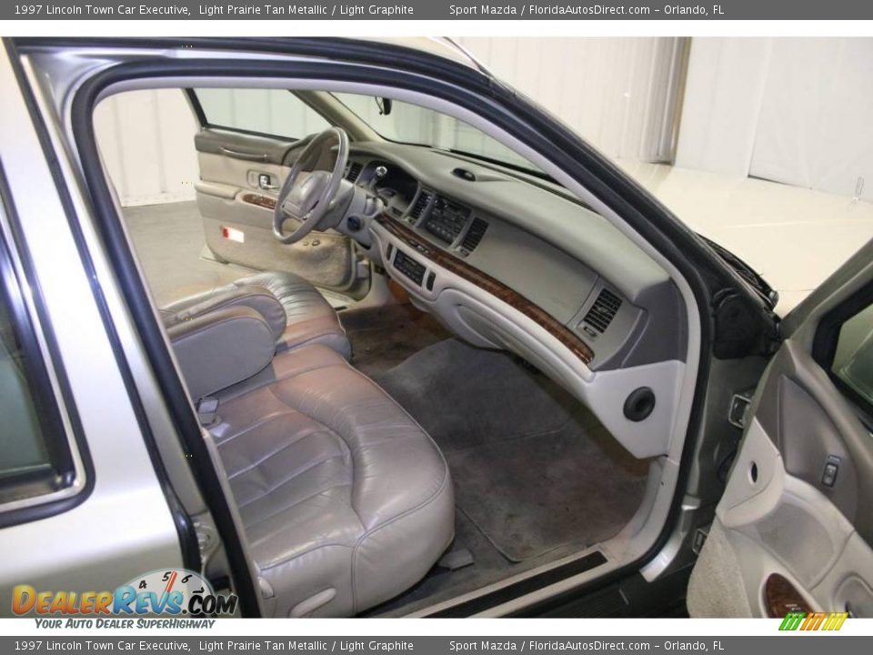 1997 Lincoln Town Car Executive Light Prairie Tan Metallic / Light Graphite Photo #9