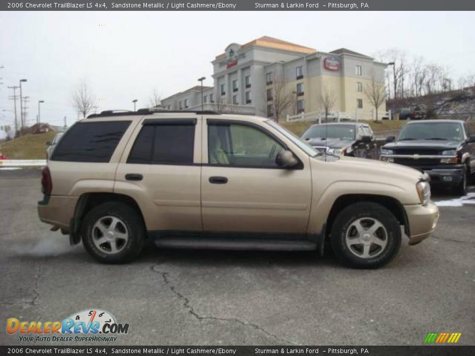 2006 Chevrolet TrailBlazer LS 4x4 Sandstone Metallic / Light Cashmere/Ebony Photo #2