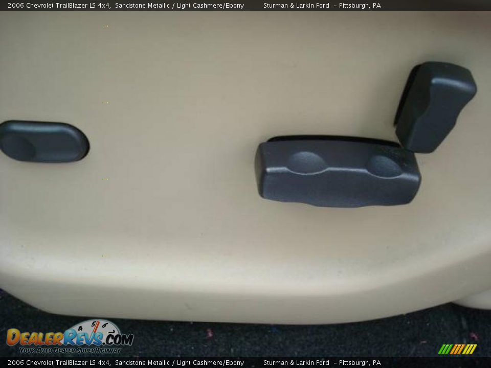 2006 Chevrolet TrailBlazer LS 4x4 Sandstone Metallic / Light Cashmere/Ebony Photo #15